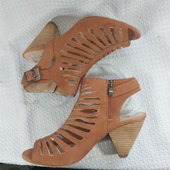 VINCE CAMUTO! FAWN BEIGE/TAN VEGAN SUEDE LEATHER LADDER FRONT HEELS! SZ 10M - Picture 6 of 11